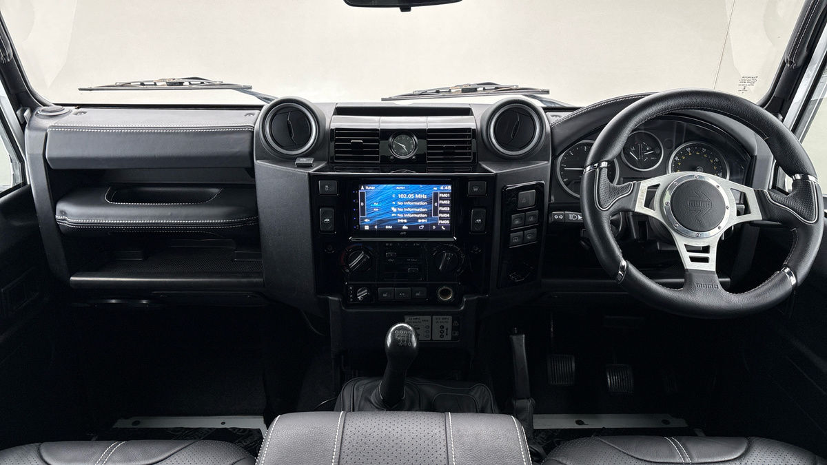 Land Rover Defender 90 Image 12