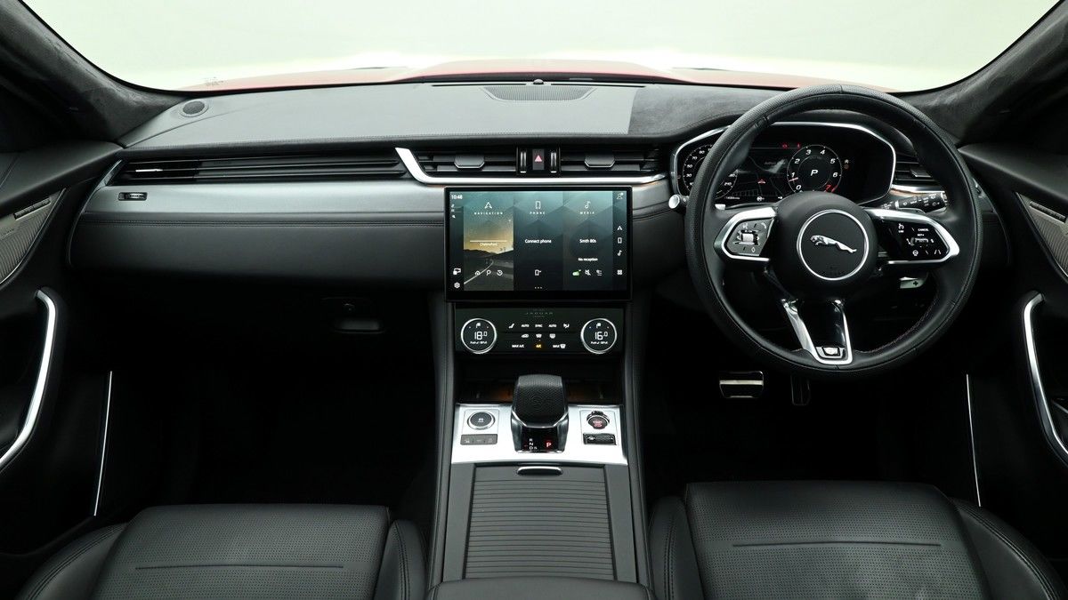 Jaguar F-PACE Image 14