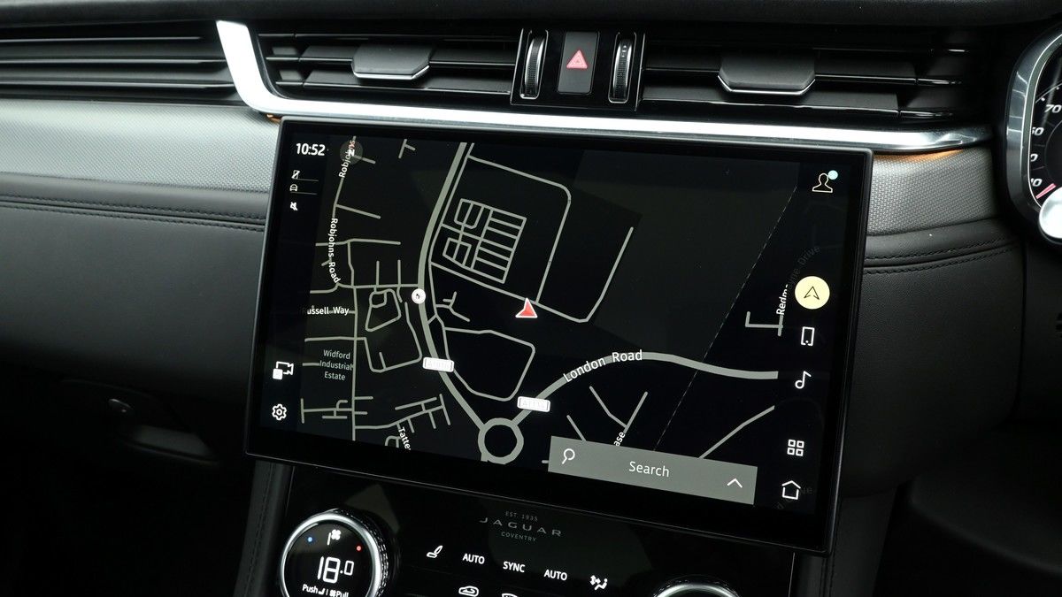 Jaguar F-PACE Image 11