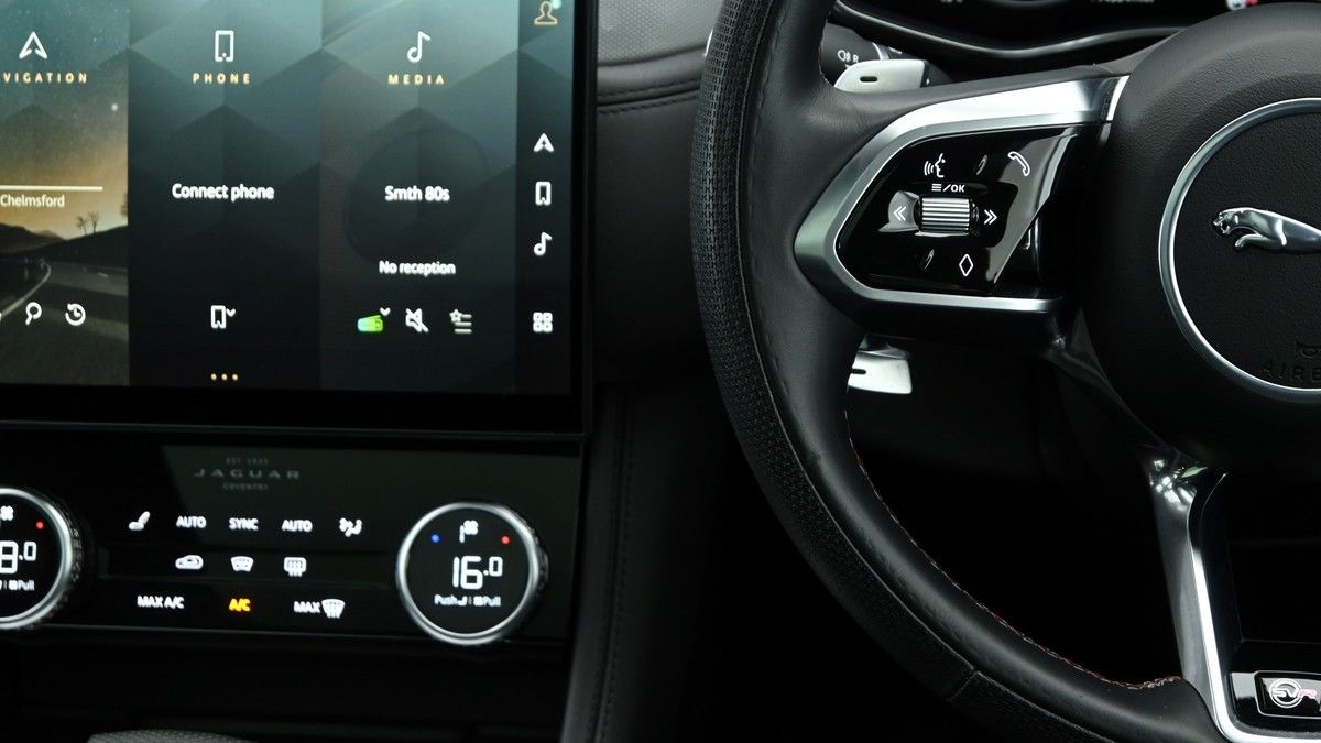 Jaguar F-PACE Image 15