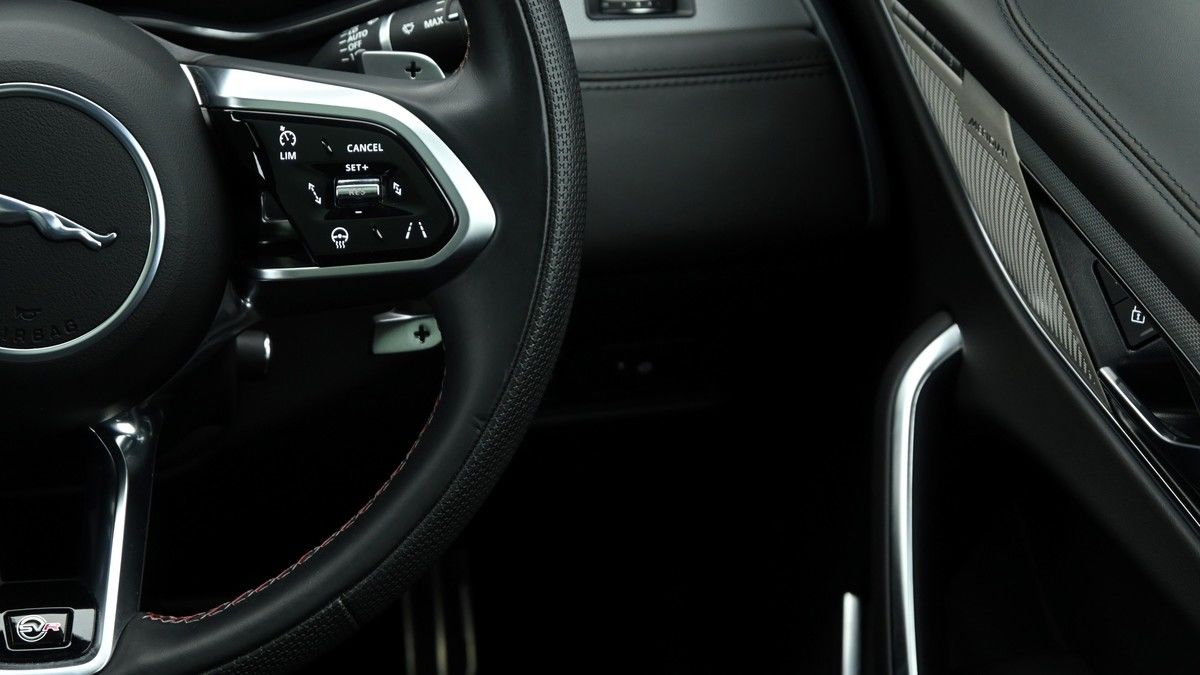 Jaguar F-PACE Image 16