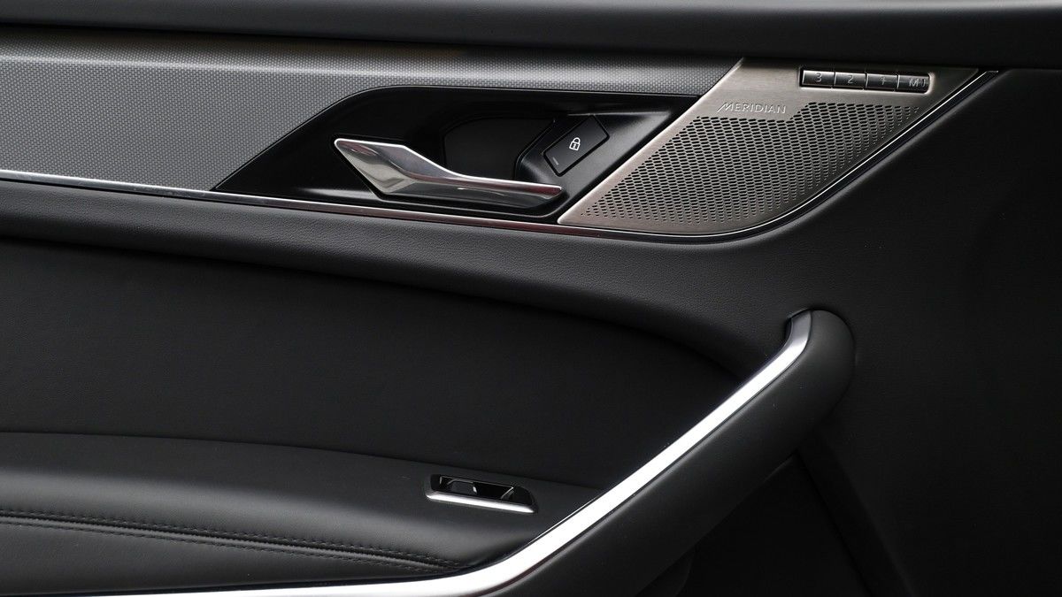 Jaguar F-PACE Image 13