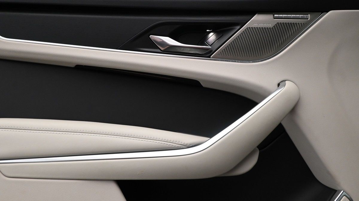 Jaguar F-PACE Image 12