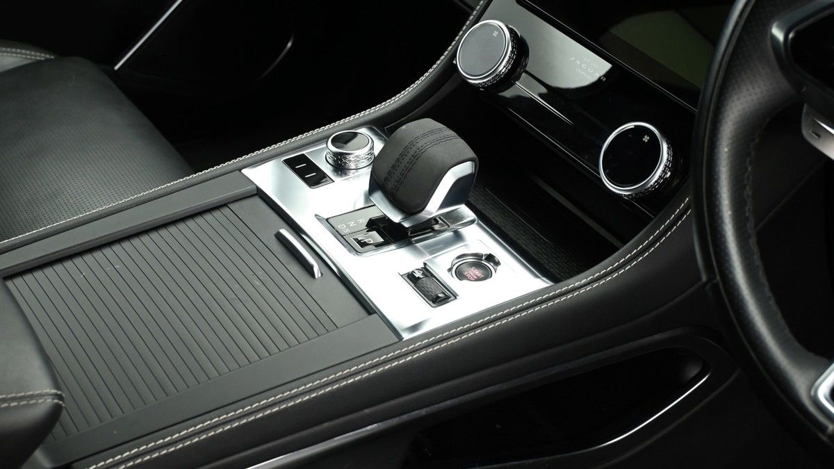 Jaguar F-PACE Image 18