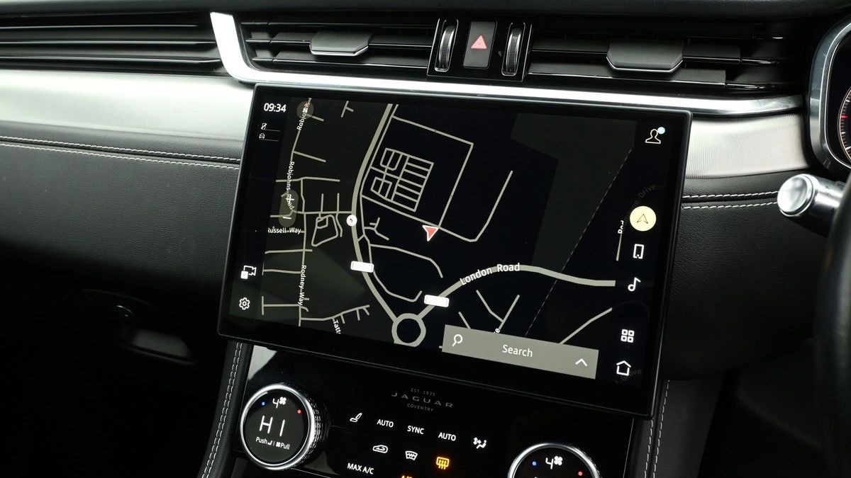 Jaguar F-PACE Image 16