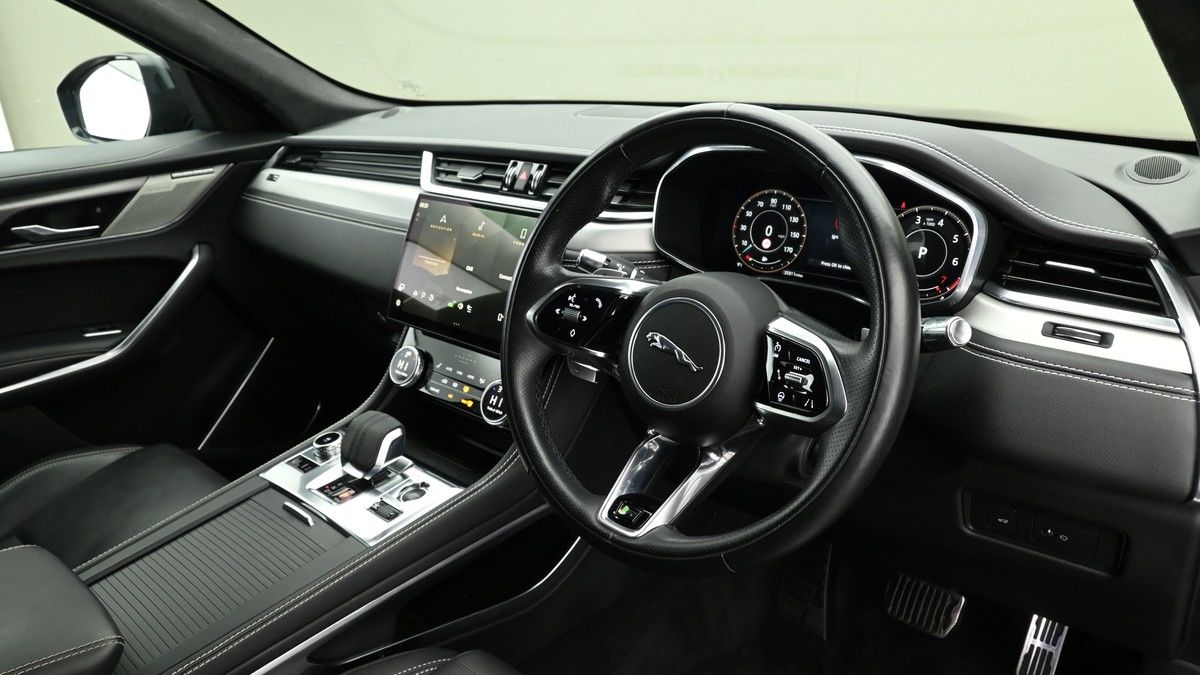 Jaguar F-PACE Image 2