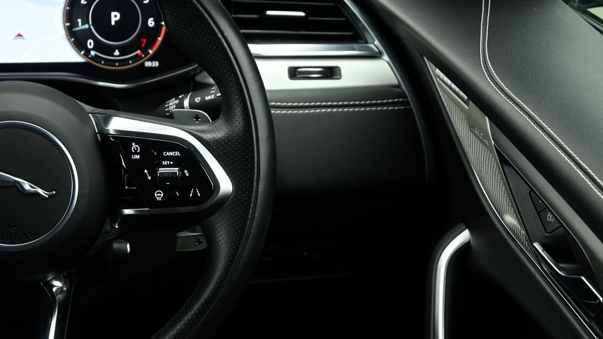 Jaguar F-PACE Image 24