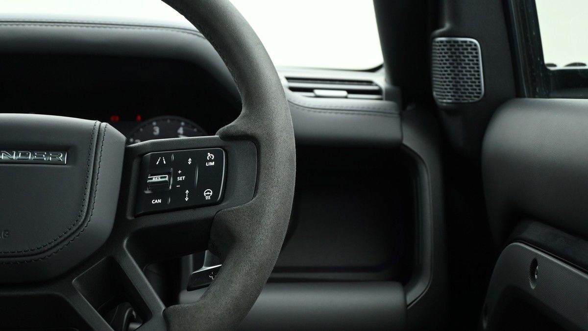Land Rover Defender 90 Image 16