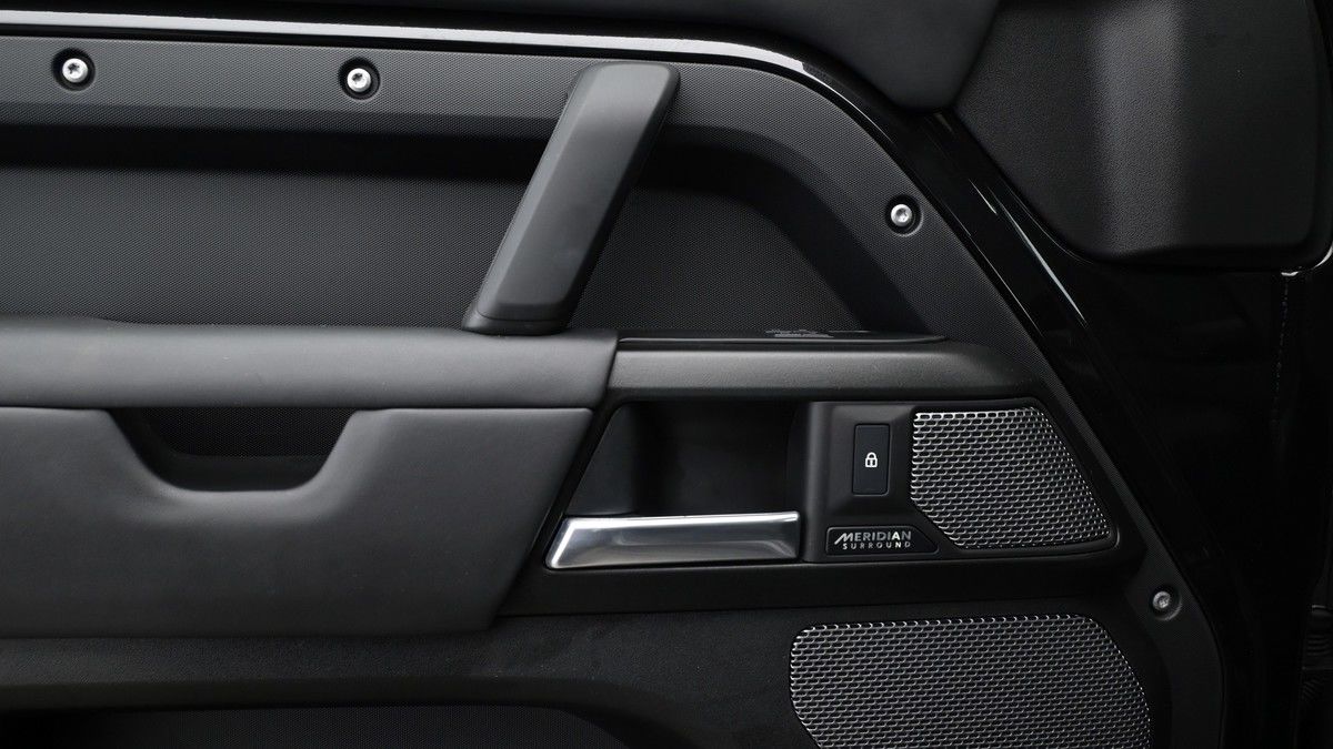 Land Rover Defender 90 Urban Image 13