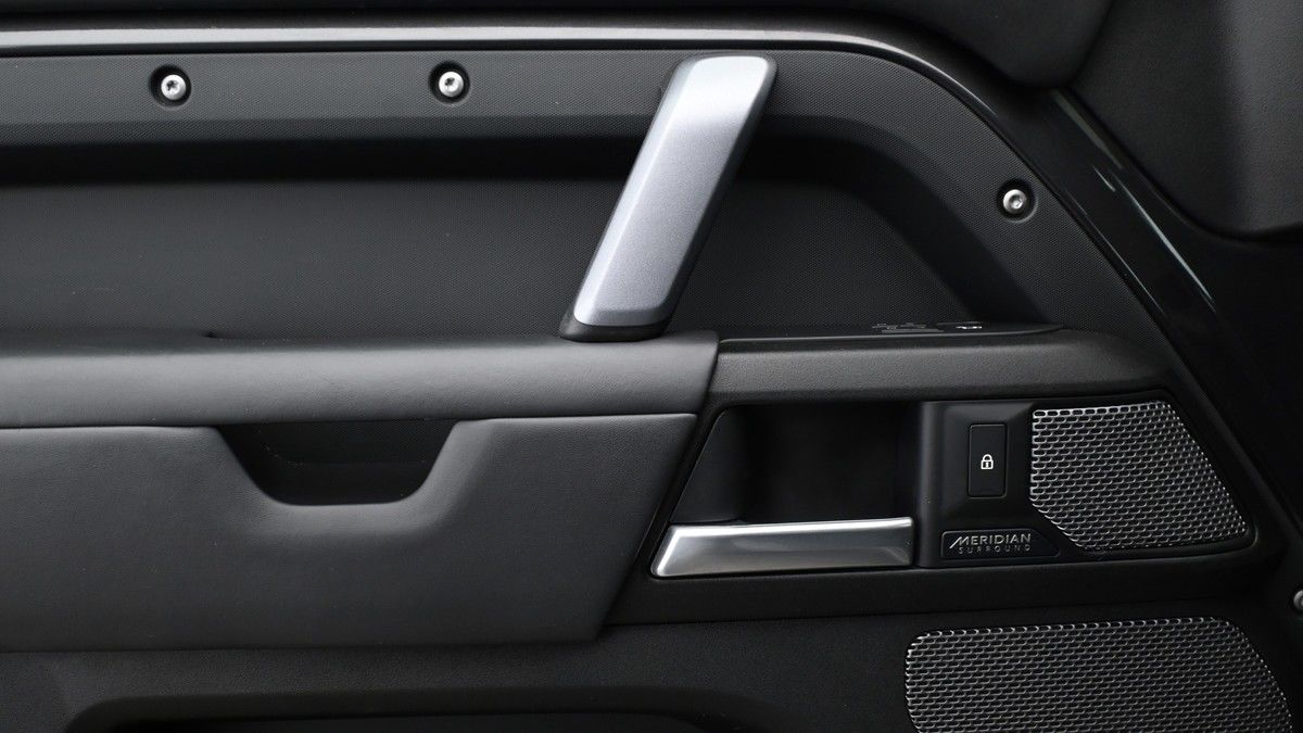 Land Rover Defender 90 Urban Image 13