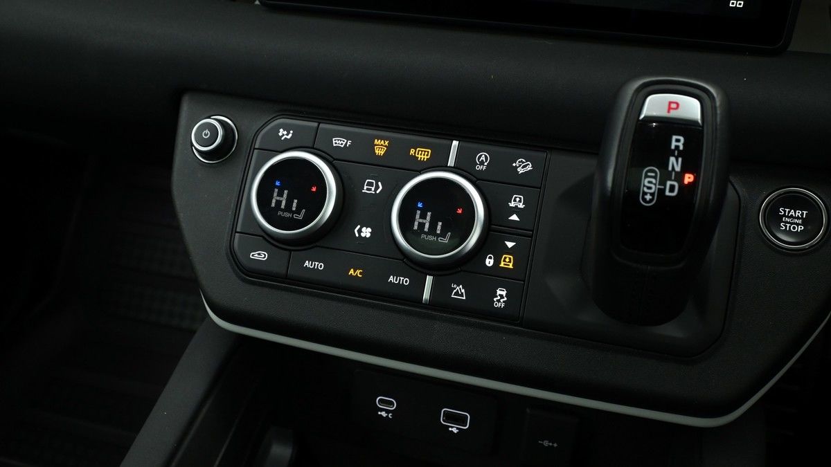 Land Rover Defender 90 Image 12