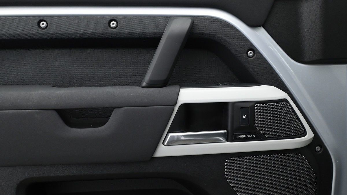 Land Rover Defender 90 Image 13