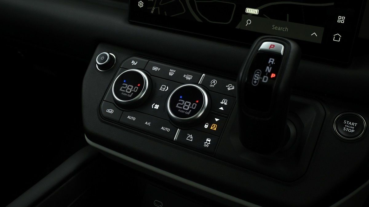 Land Rover Defender 90 Image 12