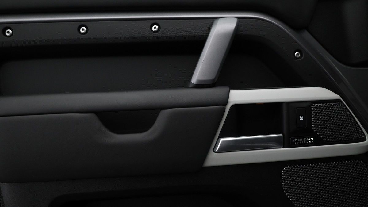 Land Rover Defender 90 Image 13