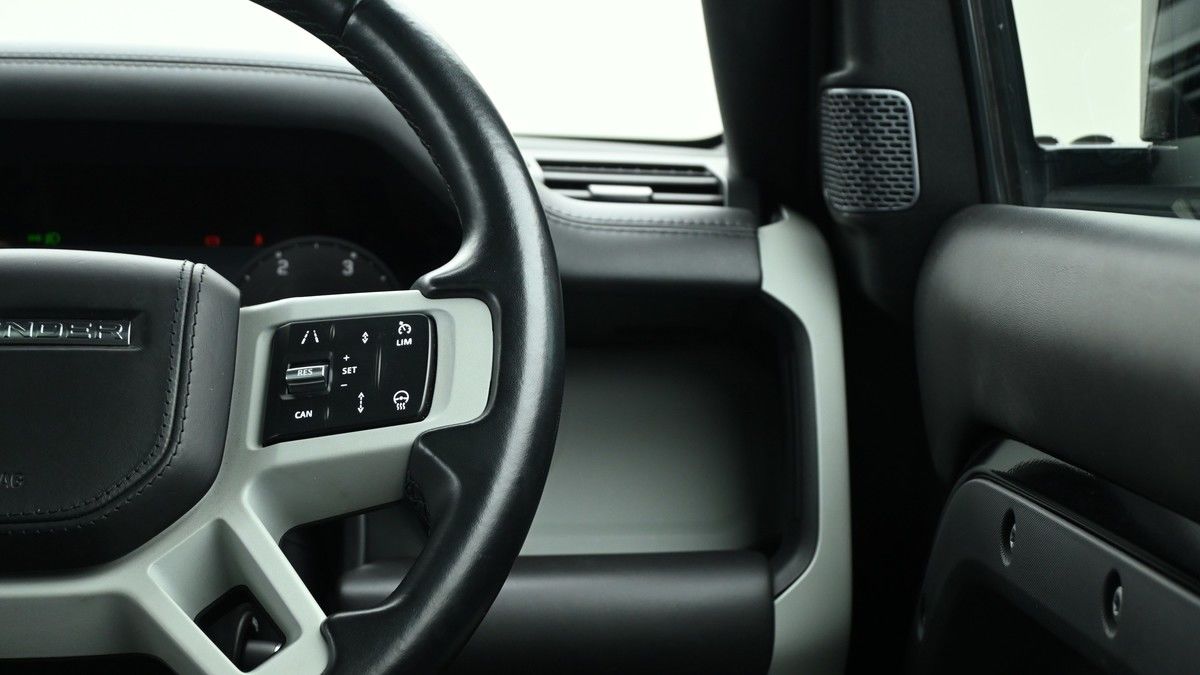 Land Rover Defender 90 Urban Image 16