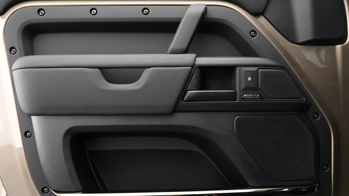 Land Rover Defender 110 Urban Image 16