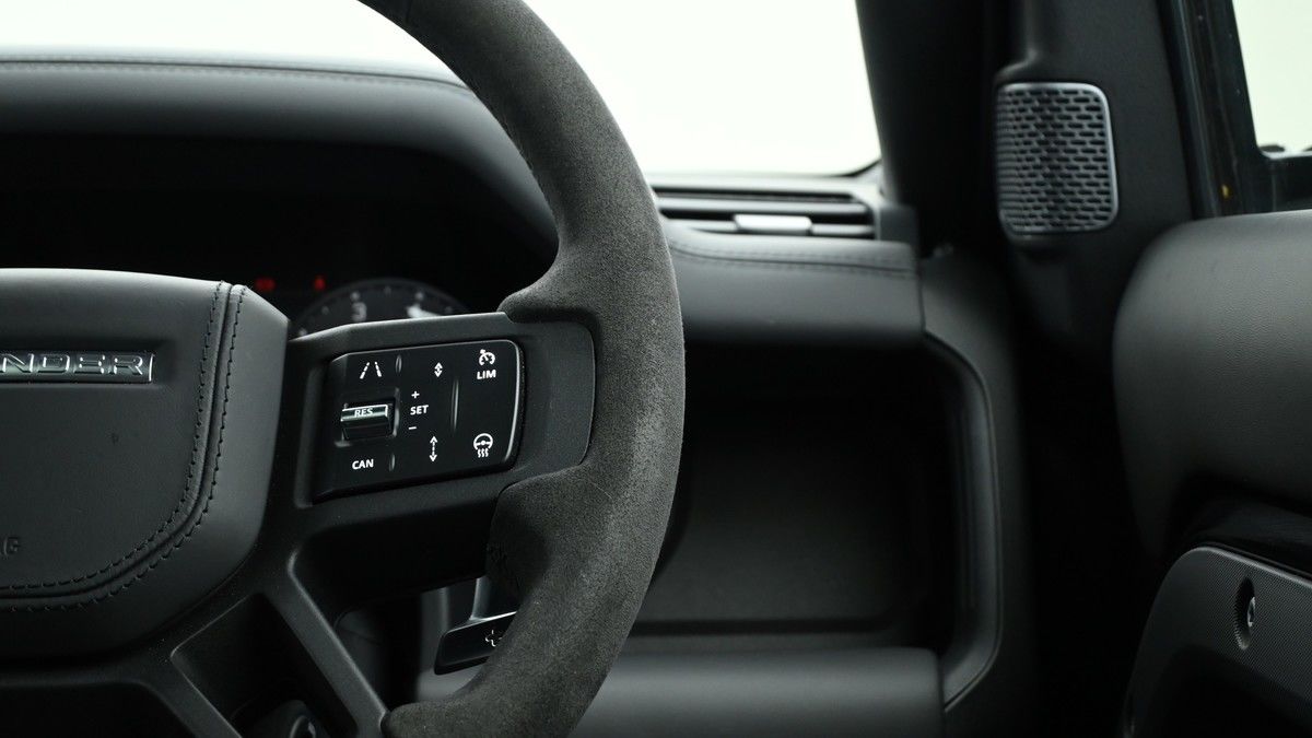 Land Rover Defender 110 Image 16