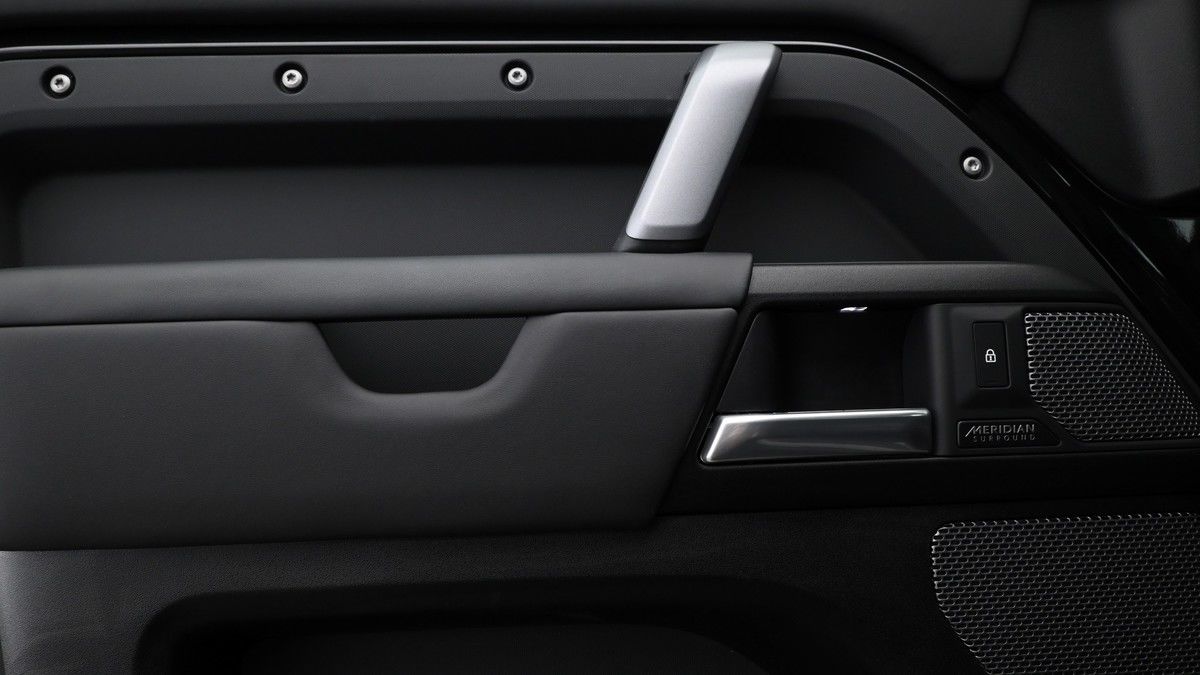 Land Rover Defender 110 Image 13