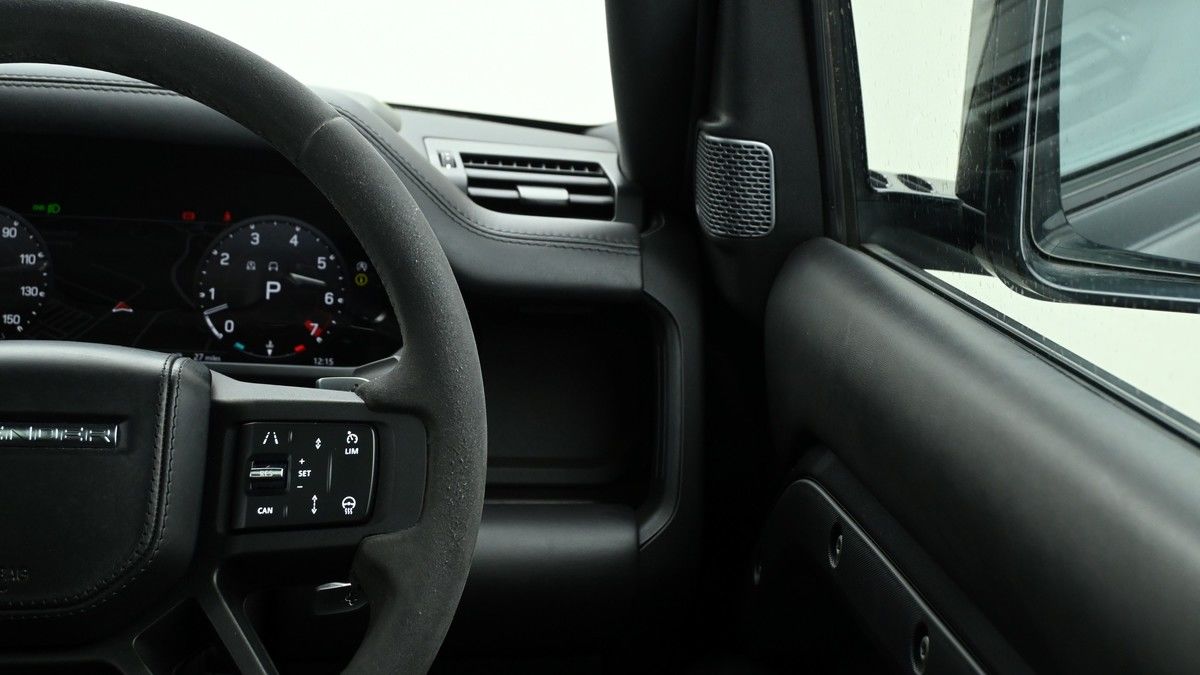 Land Rover Defender 110 Image 16