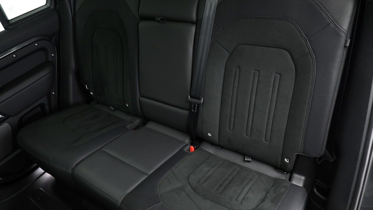 Land Rover Defender 110 Image 5