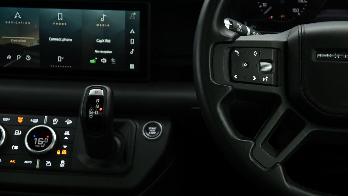 Land Rover Defender 110 Image 15