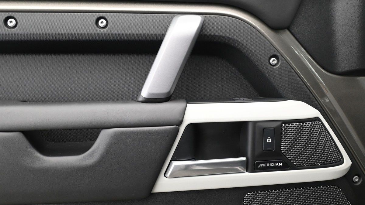 Land Rover Defender 110 Urban Image 14