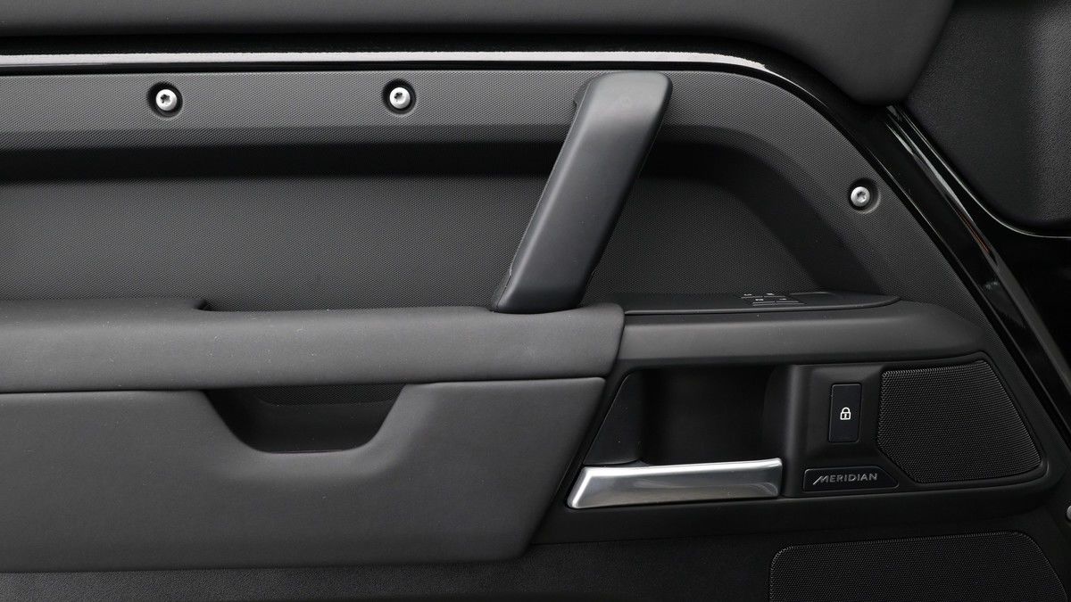 Land Rover Defender 110 Urban Image 13
