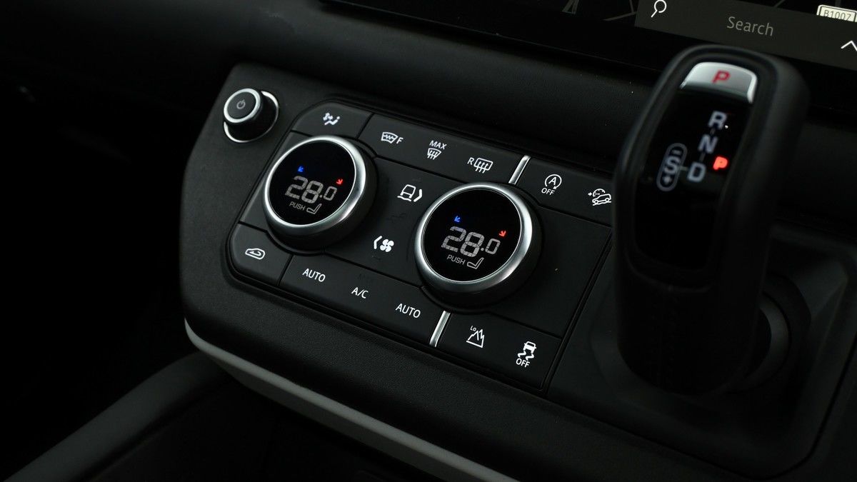 Land Rover Defender 110 Image 12