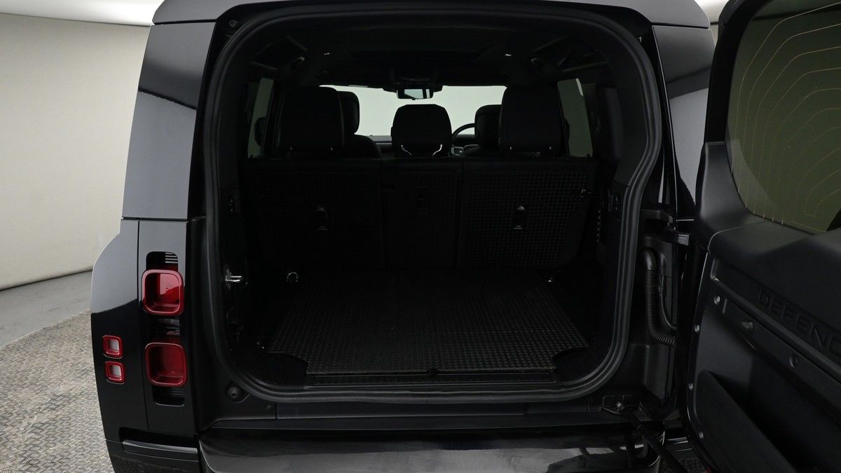 Land Rover Defender 110 Image 10
