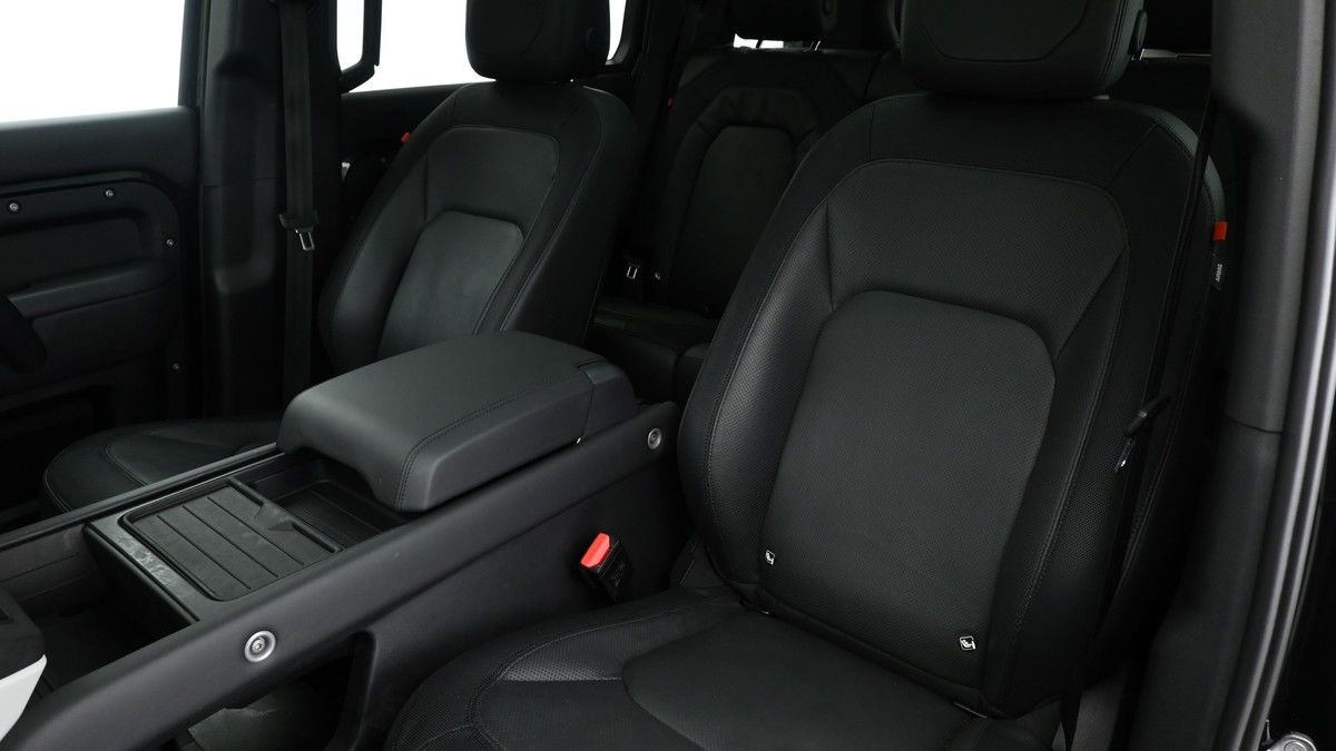 Land Rover Defender 110 Image 4