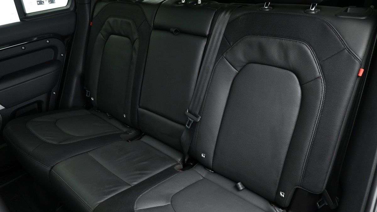 Land Rover Defender 110 Image 5
