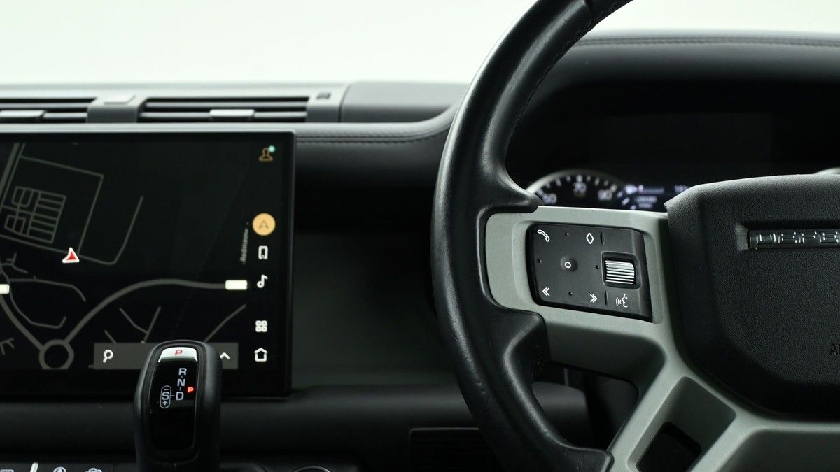 Land Rover Defender 110 Image 15