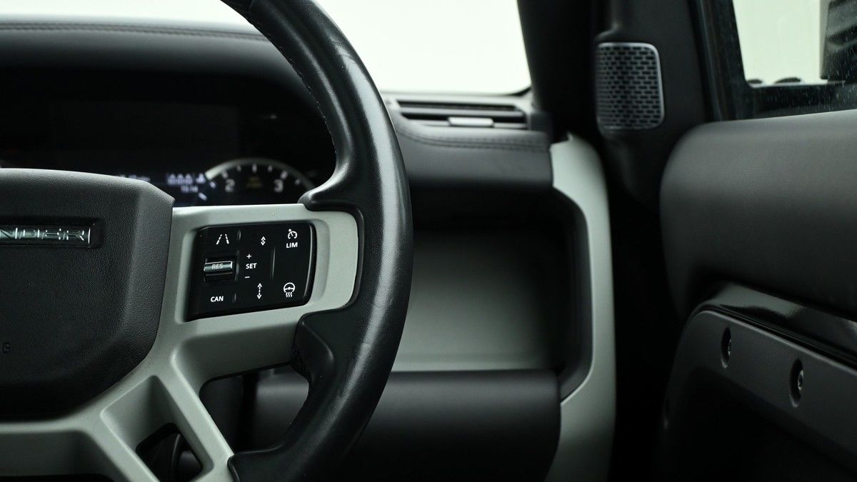 Land Rover Defender 110 Image 16