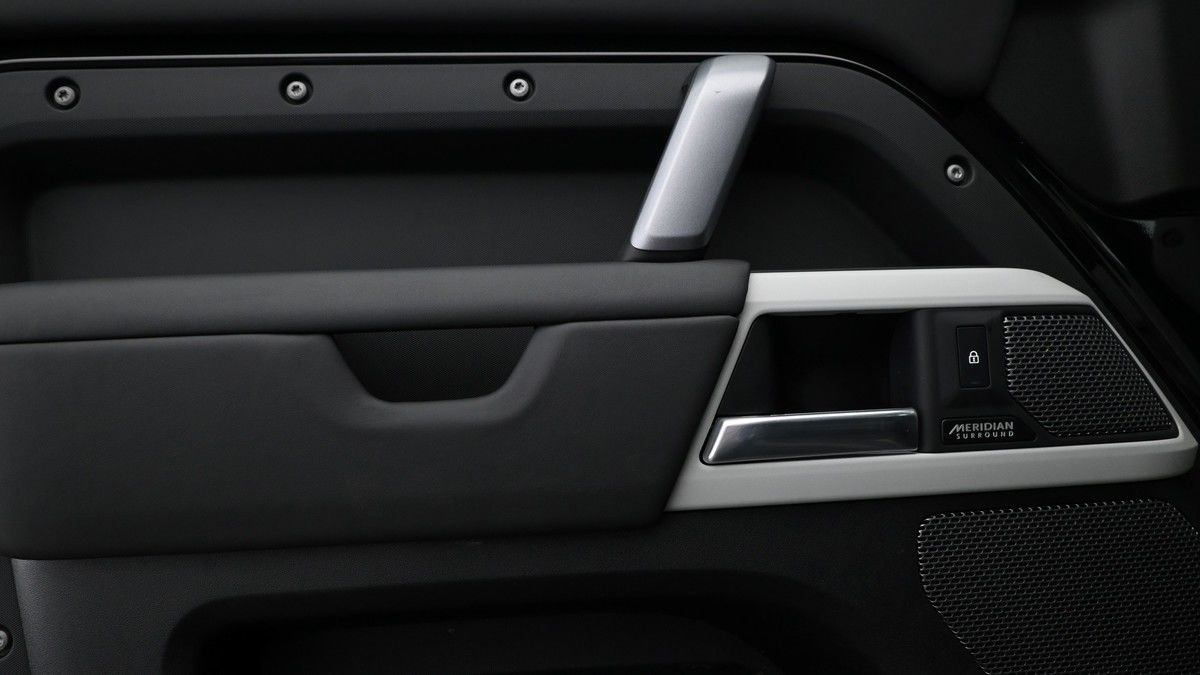 Land Rover Defender 110 Image 13