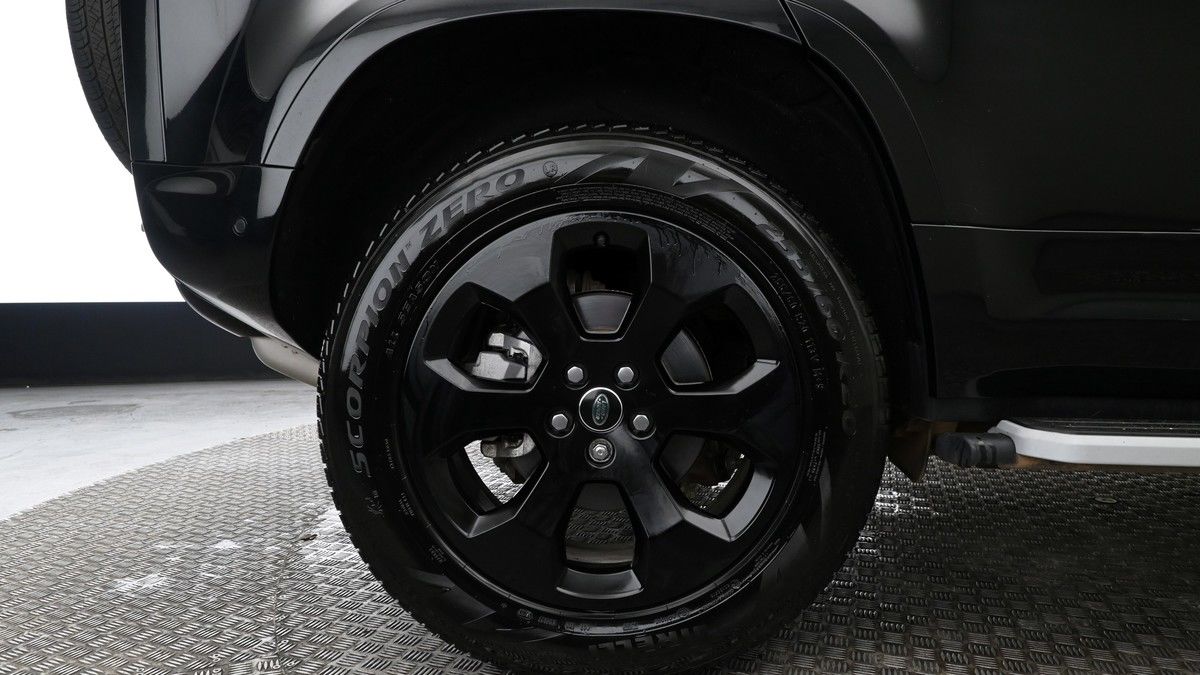 Land Rover Defender 110 Image 9