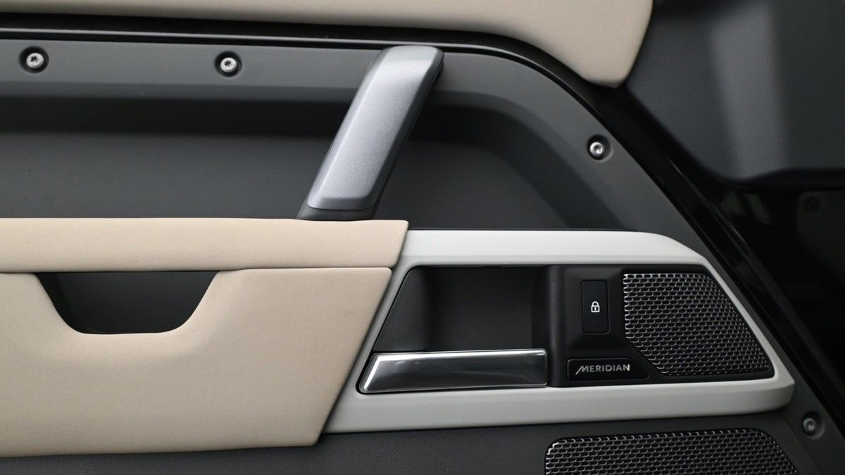 Land Rover Defender 110 Urban Image 13