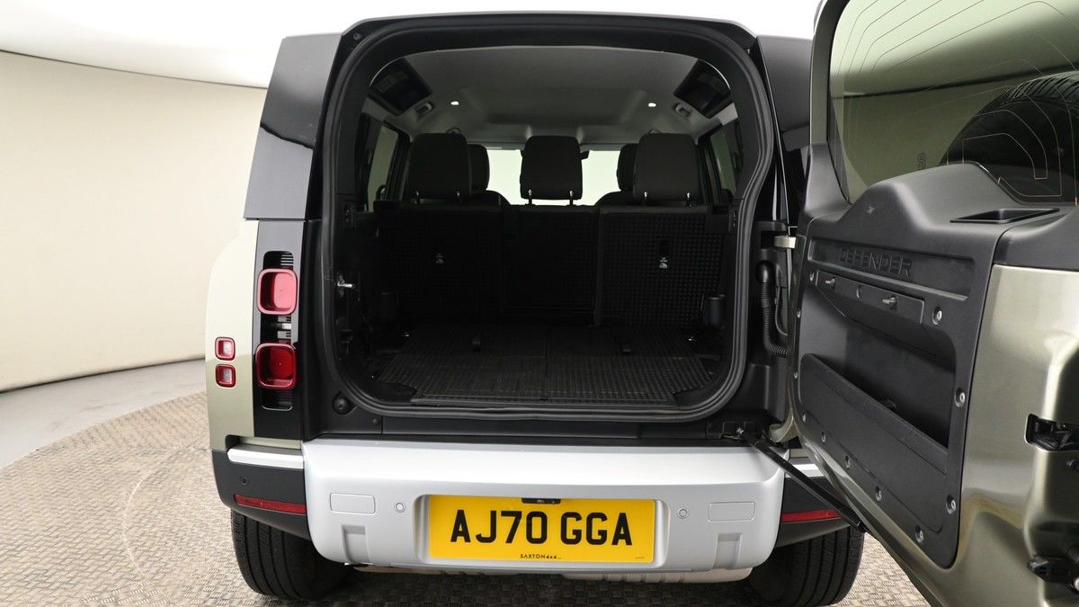 Land Rover Defender 110 Image 9
