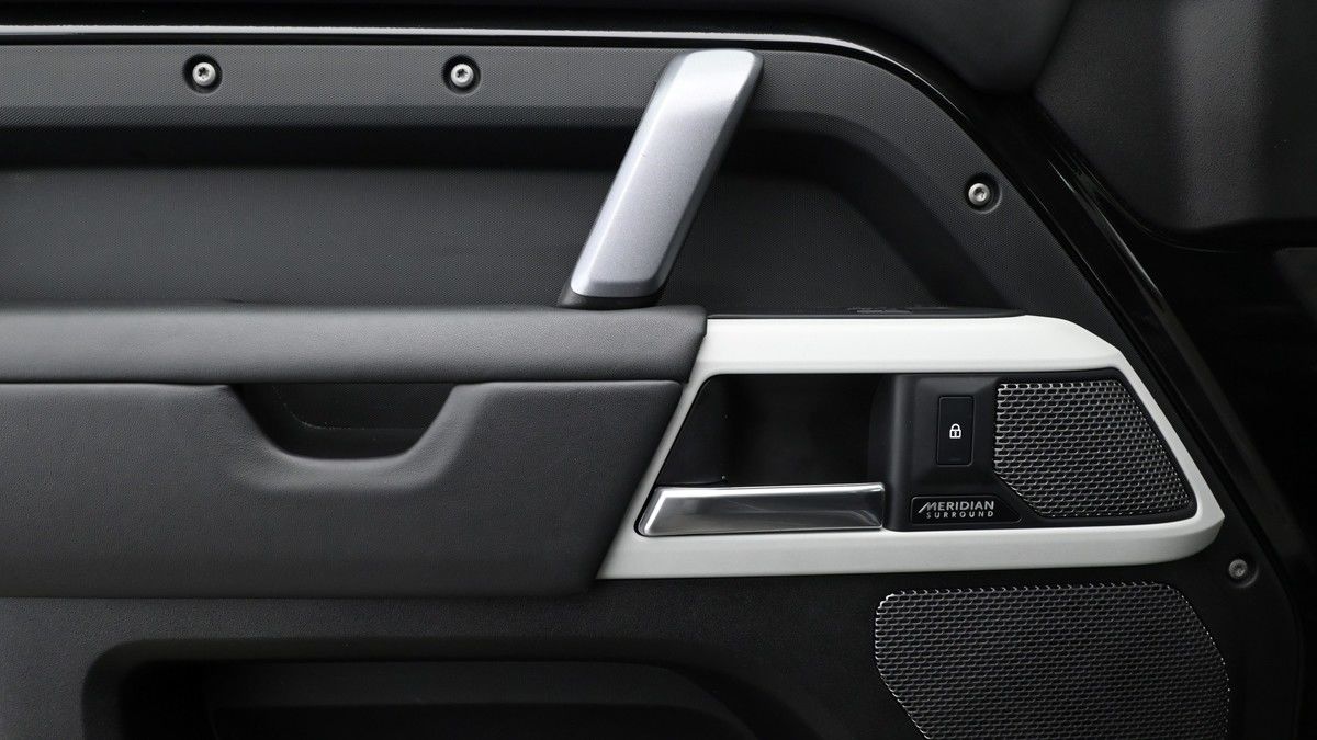 Land Rover Defender 110 Urban Image 13