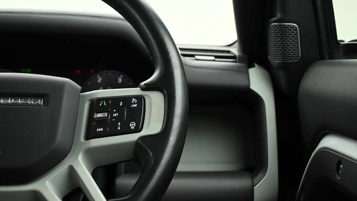 Land Rover Defender 110 Image 16
