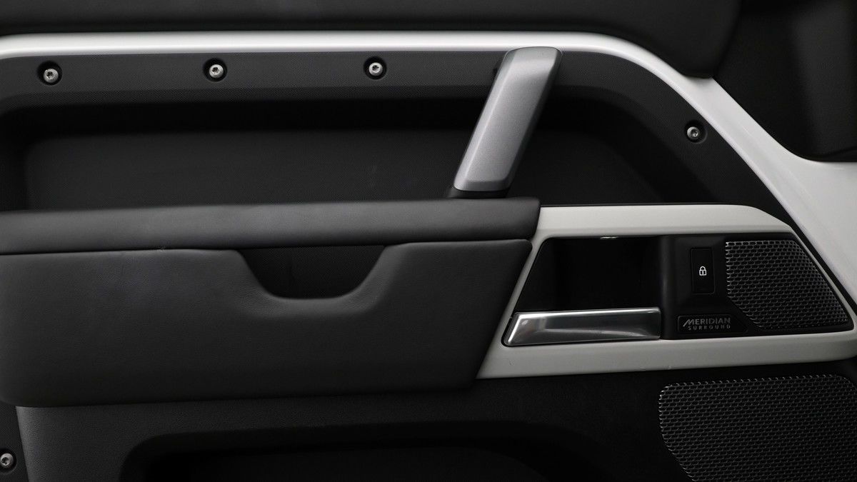 Land Rover Defender 110 Image 13