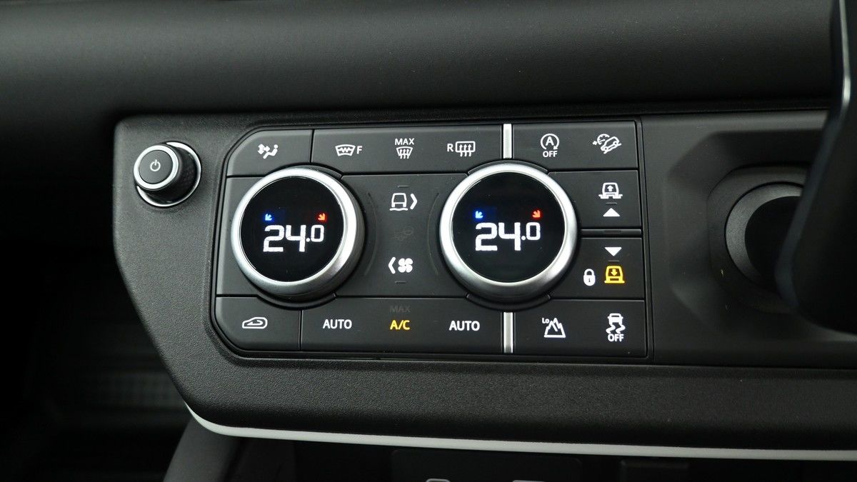 Land Rover Defender 110 Image 12