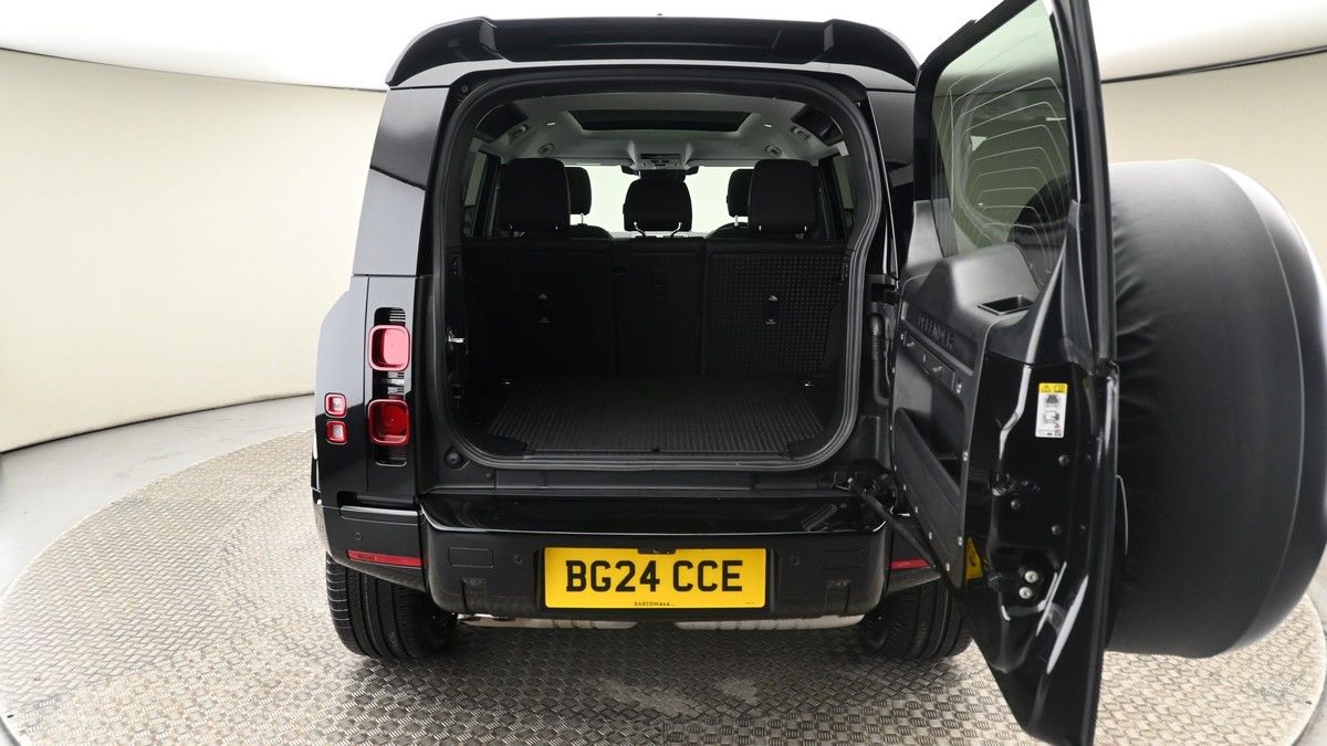 Land Rover Defender 110 Image 10