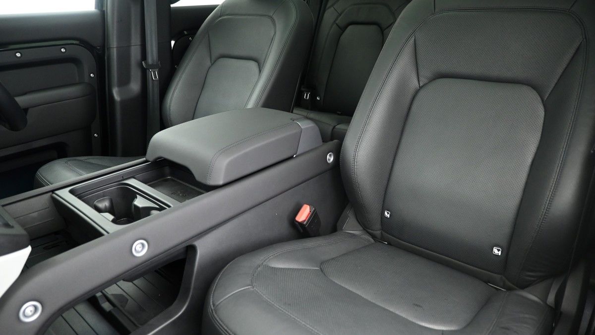 Land Rover Defender 110 Image 4