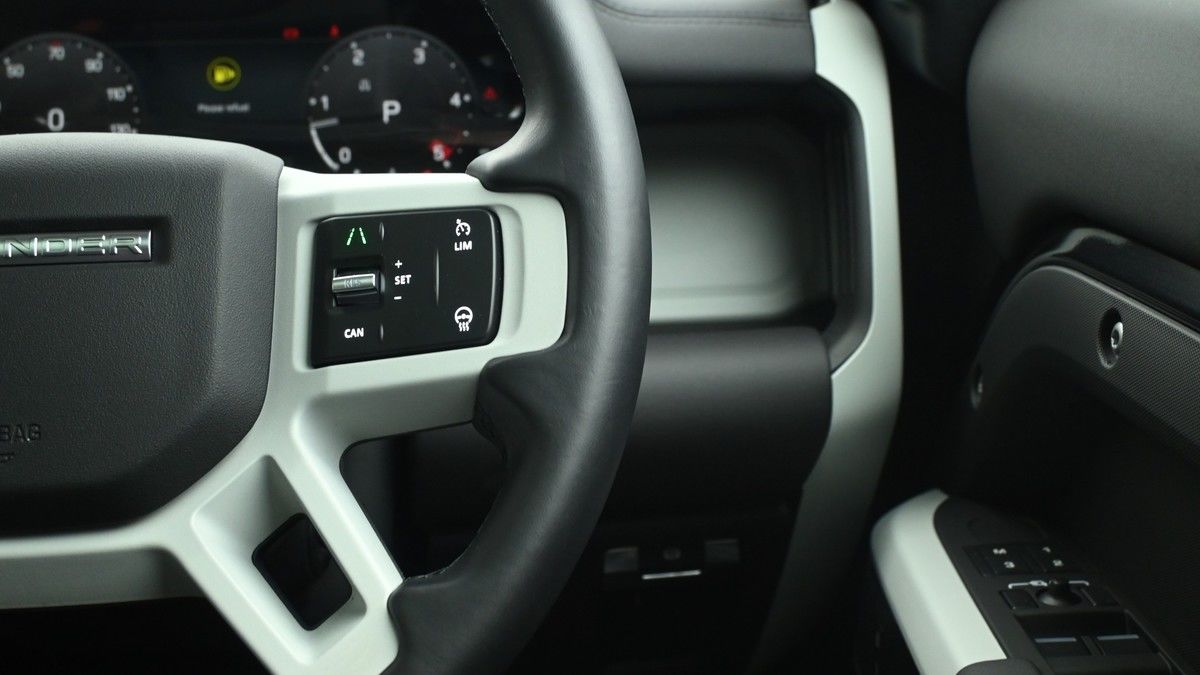 Land Rover Defender 110 Image 16