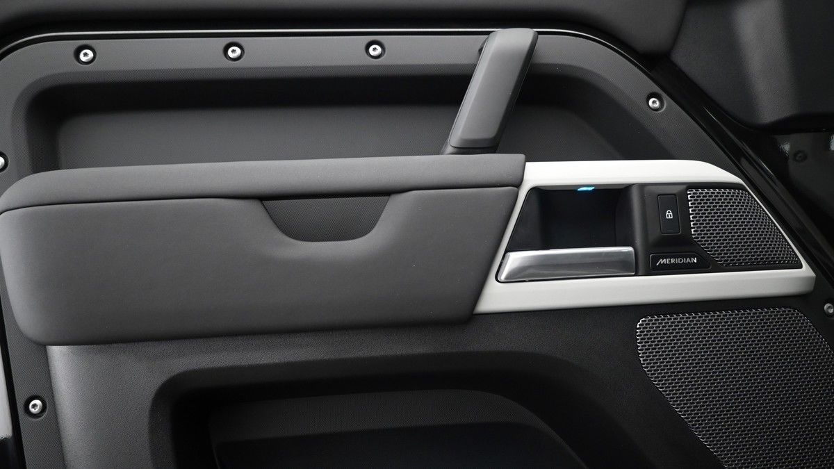 Land Rover Defender 110 Image 13