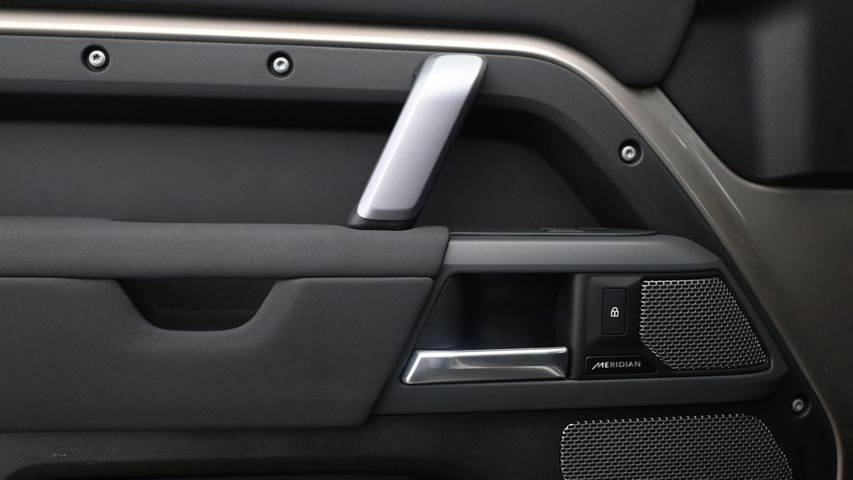Land Rover Defender 110 Urban Image 13