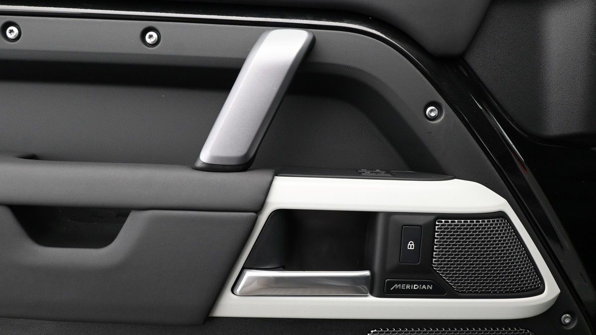 Land Rover Defender 110 Urban Image 17