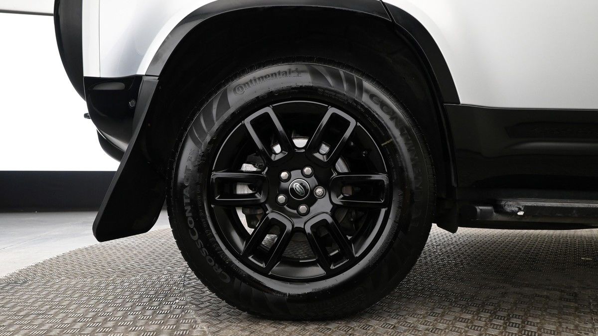 Land Rover Defender 110 Image 9