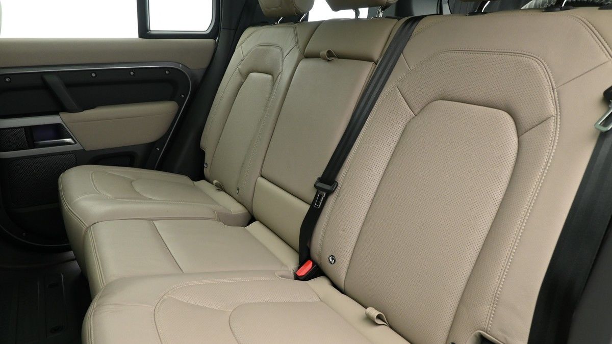 Land Rover Defender 110 Image 5