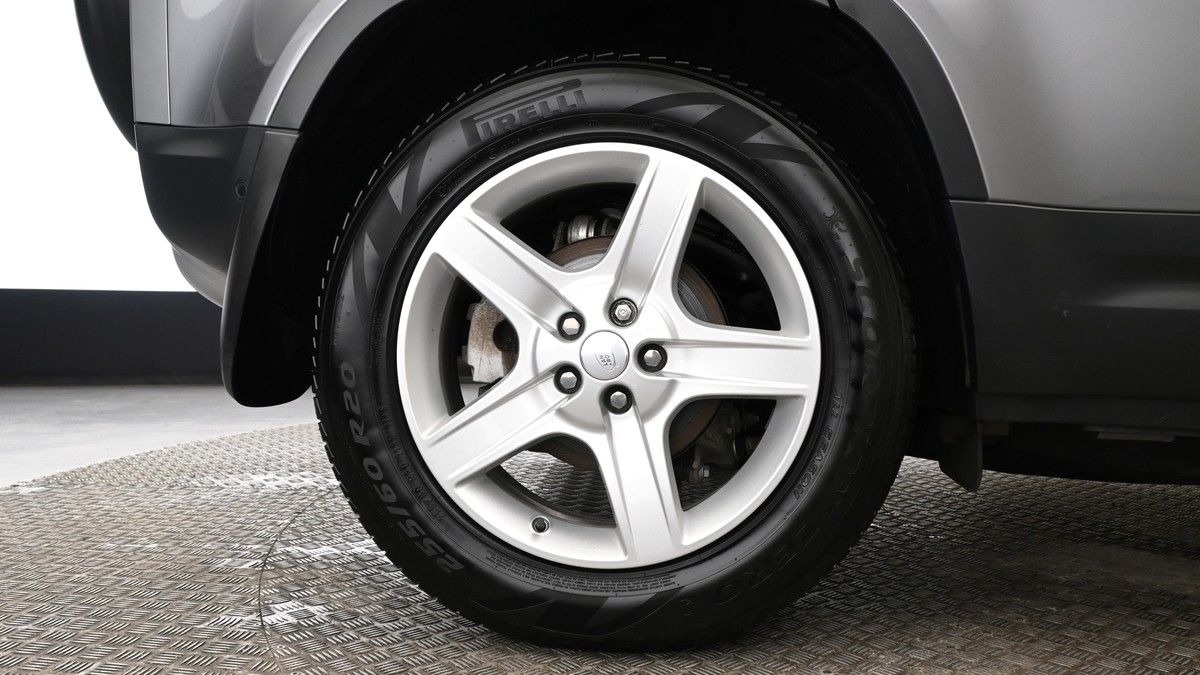 Land Rover Defender 110 Image 9